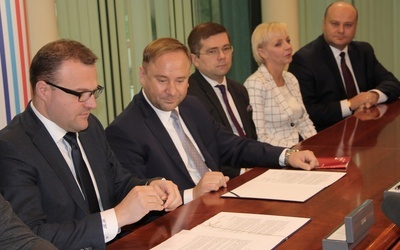 List intencyjny podpisał Radosław Witkowski (z lewej) i Tomasz Siwak. Dalej siedzą Paweł Chorąży, Anna Kwiecień i Andrzej Kosztowniak