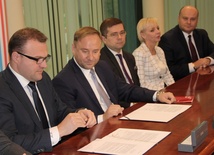 List intencyjny podpisał Radosław Witkowski (z lewej) i Tomasz Siwak. Dalej siedzą Paweł Chorąży, Anna Kwiecień i Andrzej Kosztowniak