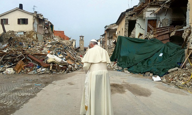 Papież Franciszek odwiedził mieszkańców dotkniętych trzęsieniem ziemi z 24 sierpnia. Zginęły wtedy 293 osoby. 
5.10.2016. 
Amatrice, Włochy.