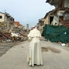 Papież Franciszek odwiedził mieszkańców dotkniętych trzęsieniem ziemi z 24 sierpnia. Zginęły wtedy 293 osoby. 
5.10.2016. 
Amatrice, Włochy.