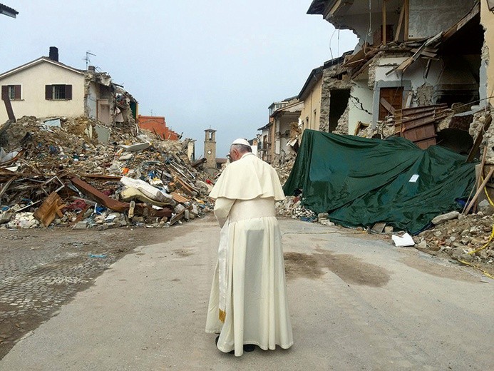 Papież Franciszek odwiedził mieszkańców dotkniętych trzęsieniem ziemi z 24 sierpnia. Zginęły wtedy 293 osoby. 
5.10.2016. 
Amatrice, Włochy.