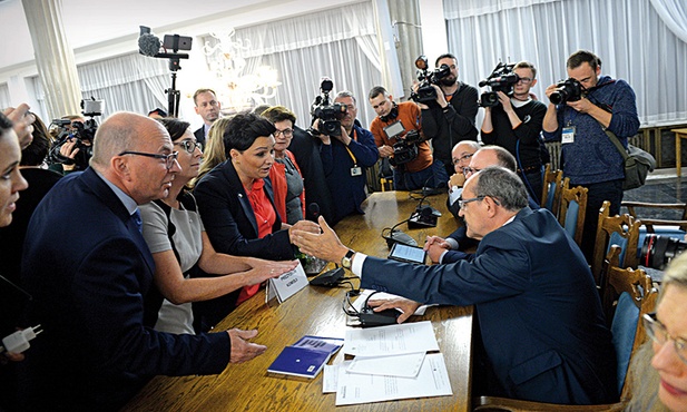 Początek obrad Sejmowej Komisji Sprawiedliwości  i Praw Człowieka  nad projektem ustawy o aborcji był bardzo burzliwy.