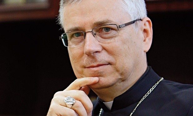 Biskup Andrzej Siemieniewski ur. 1957, biskup pomocniczy diecezji wrocławskiej, profesor teologii duchowości.