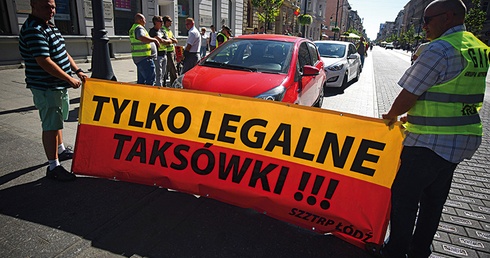 Protest taksówkarzy przeciwko Uberowi na ul. Piotrkowskiej w Łodzi.