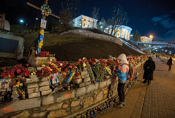 Aleja Bohaterów w Kijowie. W grotach z kostek brukowych są umieszczone, umocnione na dykcie, zdjęcia zabitych na Majdanie.