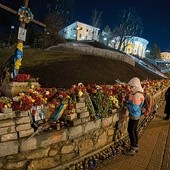 Aleja Bohaterów w Kijowie. W grotach z kostek brukowych są umieszczone, umocnione na dykcie, zdjęcia zabitych na Majdanie.