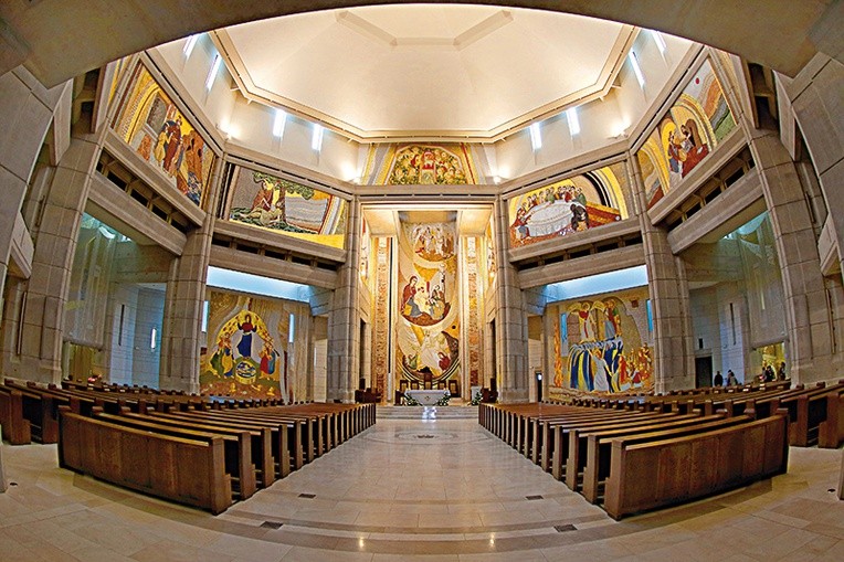 Mozaiki w krakowskim kościele powstawały w trzech etapach. Dziś pokrywają niemal wszystkie ściany świątyni.  Na zagospodarowanie czeka jeszcze kopuła.