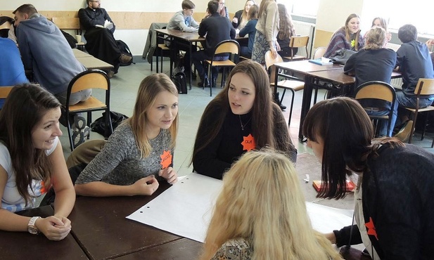 W grupach licealiści z Cieszyna dyskutowali o etapach miłości