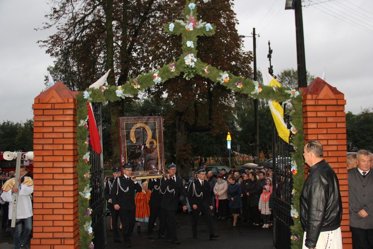 Na powitanie Maryi w Głuchowie przygotowano piękne dekoracje