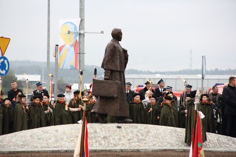 Pomnik ks. Karola Wojtyły w Gdowie