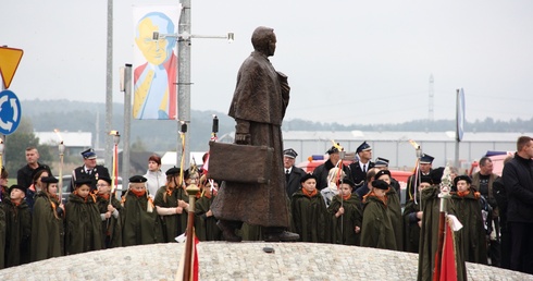 Pomnik ks. Karola Wojtyły w Gdowie