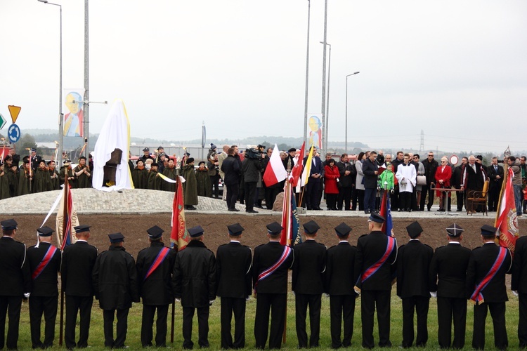 Pomnik ks. Karola Wojtyły w Gdowie