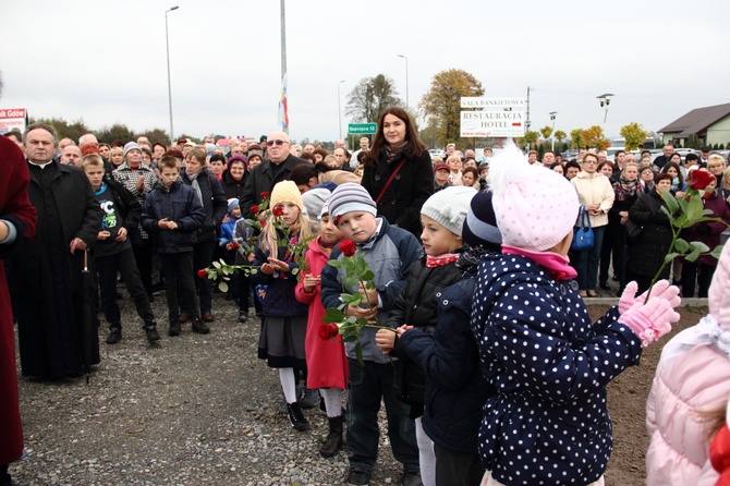 Pomnik ks. Karola Wojtyły w Gdowie