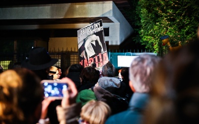 Protest przed domem Kaczyńskiego po jego wypowiedzi ws. aborcji