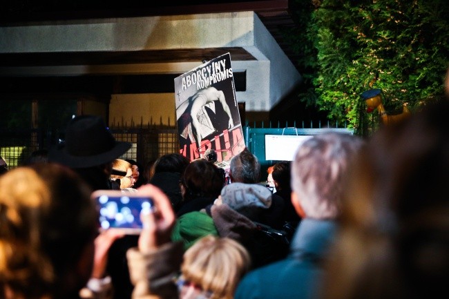 Protest przed domem Kaczyńskiego po jego wypowiedzi ws. aborcji