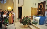 Przedstawiciele parafii u stóp Maryi składali czerwone róże