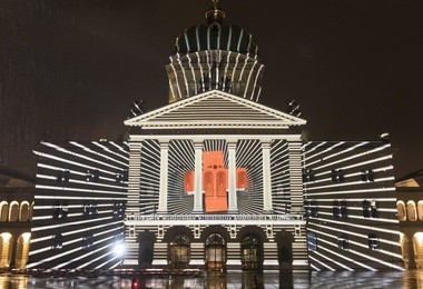 Budynek parlamentu e Brnie, oświetlony z okazji 150 rocznicy powstania Czerwonego Krzyża.