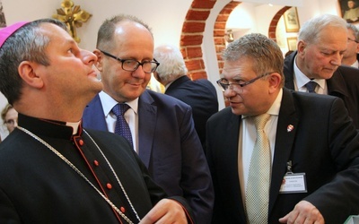 Bp Leszek Leszkiewicz był jedną z pierwszych osób, które zobaczyły wystawę. Biskup tarnowski Andrzej Jeż objął ją patronatem.