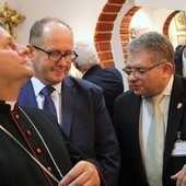 Bp Leszek Leszkiewicz był jedną z pierwszych osób, które zobaczyły wystawę. Biskup tarnowski Andrzej Jeż objął ją patronatem.