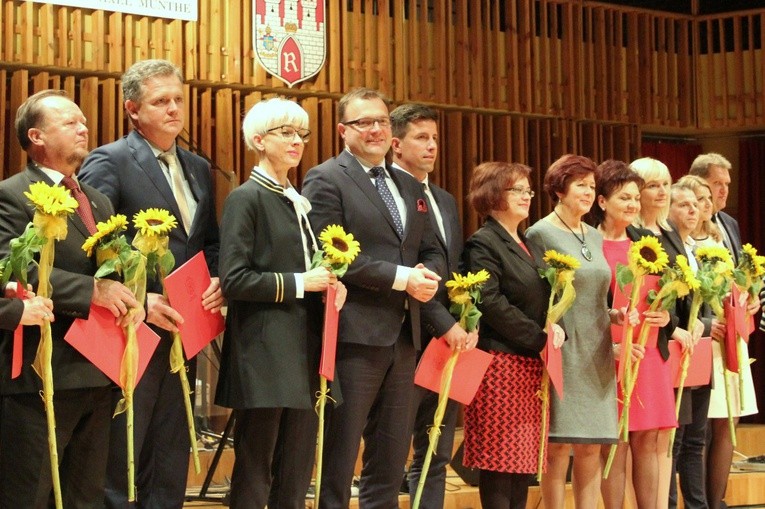 Nagrody dla nauczycieli wręczył Radosław Witkowski (czwarty od lewej)