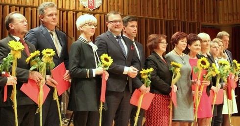 Nagrody dla nauczycieli wręczył Radosław Witkowski (czwarty od lewej)