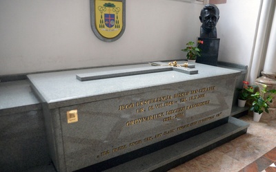 Sarkofag bp. Jana Chrapka znajduje się przy wschodnim wejściu do radomskiej katedry