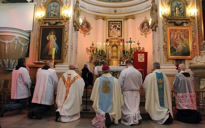 Bp Józef Zawitkowski prowadzi modlitwe przebłagalną przed obrazem Matki Bożej Suserskiej