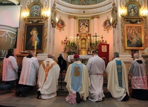 Bp Józef Zawitkowski prowadzi modlitwe przebłagalną przed obrazem Matki Bożej Suserskiej
