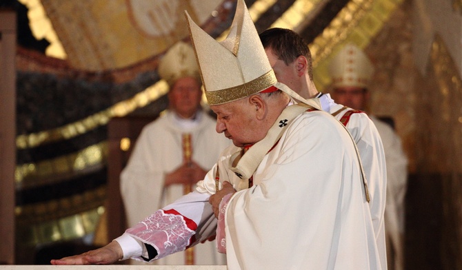 Kard. Dziwisz konsekrował sanktuarium św. Jana Pawła II