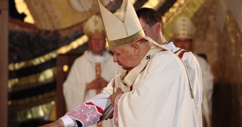 Kard. Dziwisz konsekrował sanktuarium św. Jana Pawła II