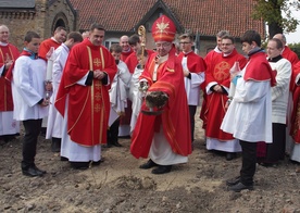 Abp Sławoj Leszek Głódź poświęcił ziemię pod budowę nowego parafialnego kościoła w Juszkowie