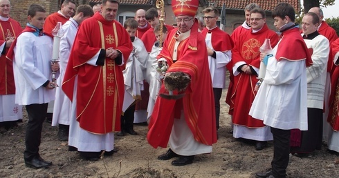 Abp Sławoj Leszek Głódź poświęcił ziemię pod budowę nowego parafialnego kościoła w Juszkowie
