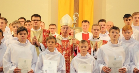 Bp Andrzej F. Dziuba i kapłani w otoczeniu nowych lektorów
