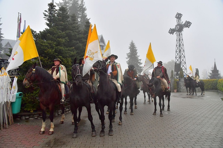 Z procesją przez Krupówki