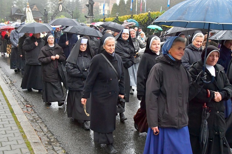 Z procesją przez Krupówki