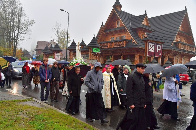 Z procesją przez Krupówki