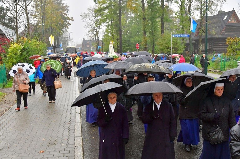 Z procesją przez Krupówki