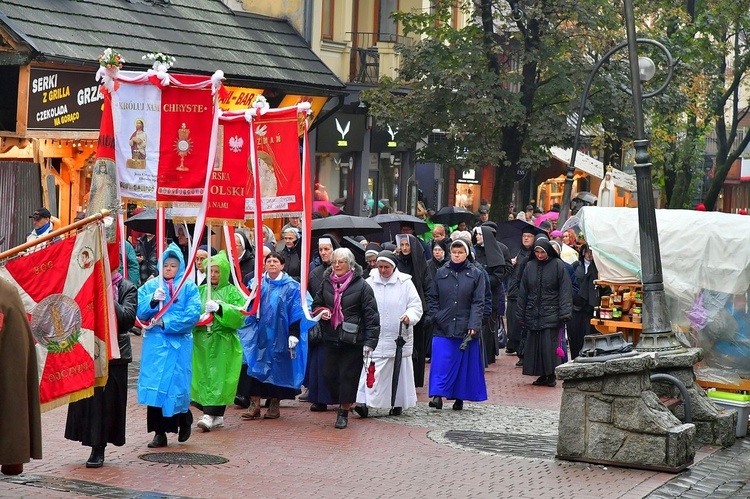 Z procesją przez Krupówki