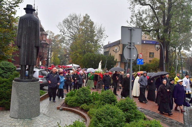 Z procesją przez Krupówki