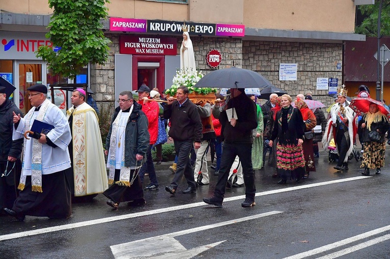 Z procesją przez Krupówki