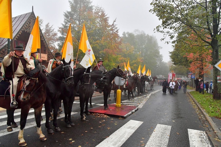 Z procesją przez Krupówki