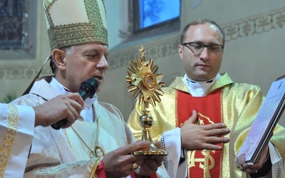 Abp Mieczysław Mokrzycki przekazuje relikwie św. Jana Pawła II