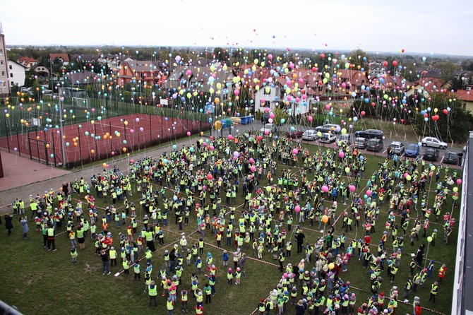 Tysiąc odblaskowych balonów