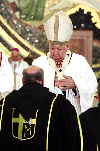 Świece umieszczone przy tzw. zacheuszkach (miejscach namaszczenia ścian świątyni) zapalili członkowie Zakonu Rycerzy Jana Pawła II.