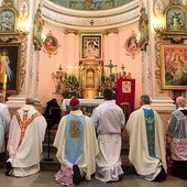 Biskup Zawitkowski prowadzi modlitwę przed cudownym obrazem.