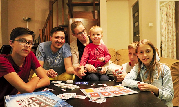 Państwo Poryzińscy  z dziećmi: Szymonem, Frankiem, Mateuszem i Anią. Na zdjęciu brakuje Bartka.