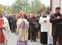 ▲	Akt zawierzenia leśników i ich dzieł Matce Bożej odczytał Andrzej Matysiak (z prawej). Z lewej ks. Jerzy Karbownik.