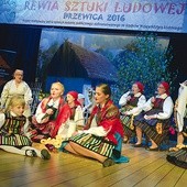 ▲	Na scenie swój program przedstawia KGW z Dąbrówki.