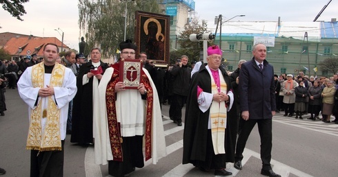 Procesja z obrazem Matki Bożej Czestochowskiej wyrusza w stronę "małego kościólka"
