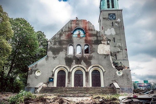 Wyburzany kościół to nieczęsty widok w Polsce. Stary kościół św. Józefa przestaje istnieć, a parafianie korzystają już z nowej świątyni.